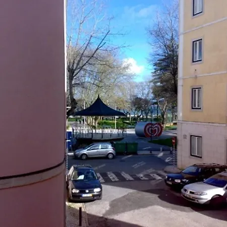Apartamento 1 Quarto, Com Patio, Em Frente *