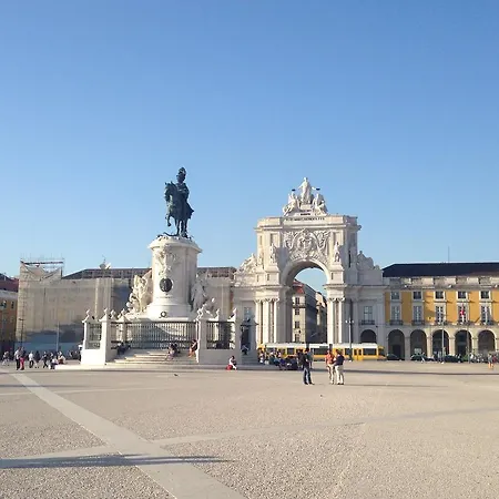 Apartamento 1 Quarto, Com Patio, Em Frente